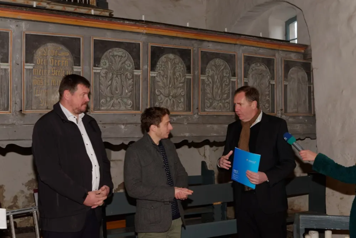 Heiko Miraß & Marcel Falk bei der Übergabe des Förderbescheides an Pastor Helge Jörgensen