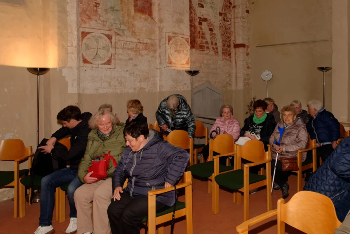 Kriener Gemeindemitglieder in der Kirche St. Jürgen im Bibelzentrum Barth