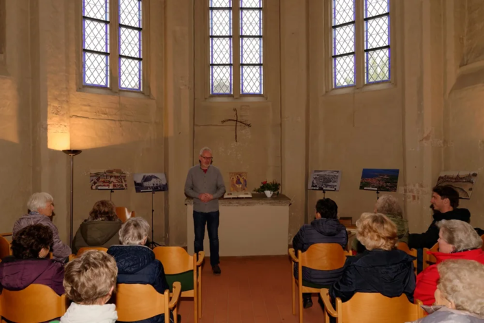 Kriener Gemeindemitglieder in der Kirche St. Jürgen im Bibelzentrum Barth