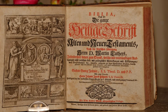 Eine Bibel von 1753 in der Kirche des Bibelzentrums