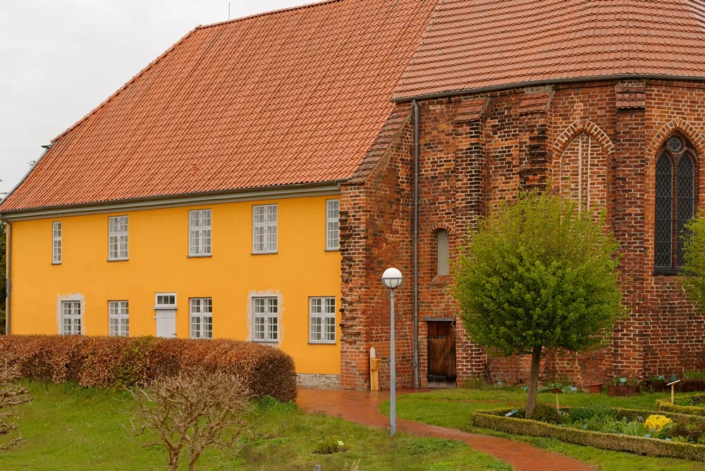 Der Chor der alten Kirche von 1380 und das Ausstellungsgebäude