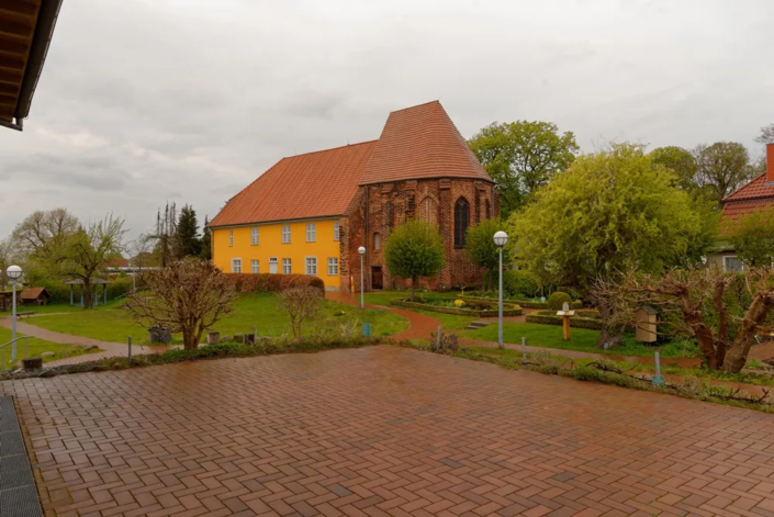 Der Chor der alten Kirche von 1380 und das Ausstellungsgebäude mit Blick über den Garten