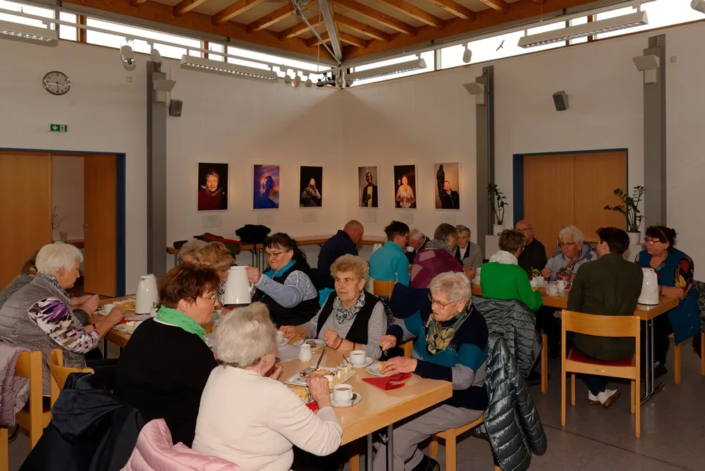 Im Schulungsraum bei Kaffee und Kuchen