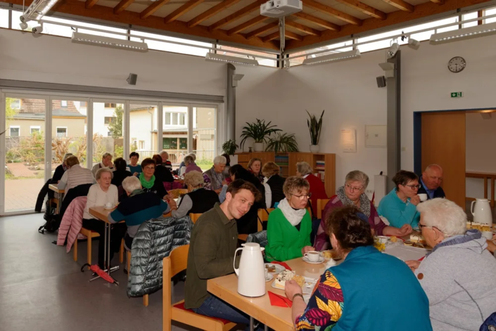 Im Schulungsraum bei Kaffee und Kuchen