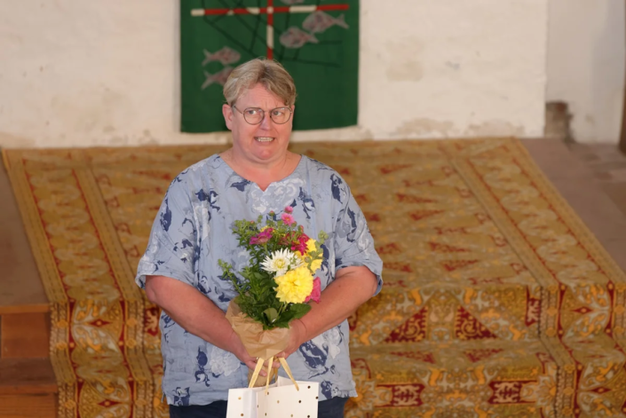 Kristine Fischer, stv. Vorsitzende des Kirchengemeinderates verabschiedet Pastor Helge Jörgensen