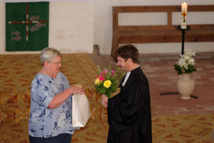 Kristine Fischer, stv. Vorsitzende des Kirchengemeinderates verabschiedet Pastor Helge Jörgensen