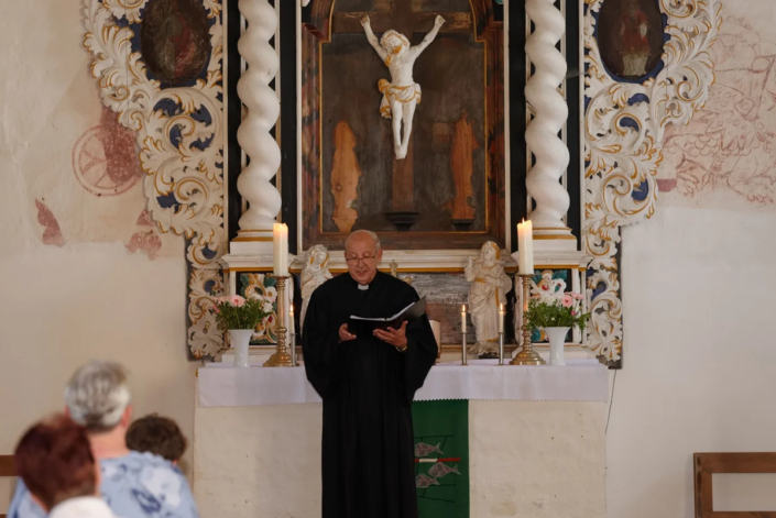 Prädikant Burkhard Fröhlich in der Kirche in Krien