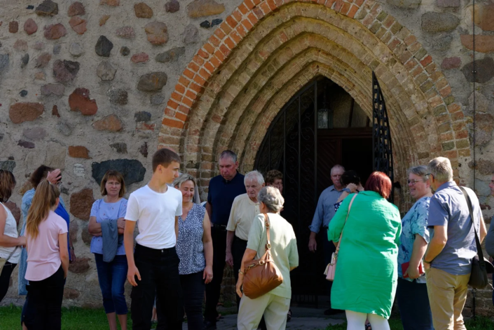 Nach dem Gottesdienst in Krien