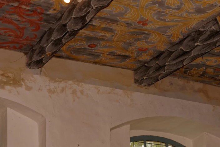 Die frei schwebenden Schmuckbalken der Decke in der Kirche in Iven