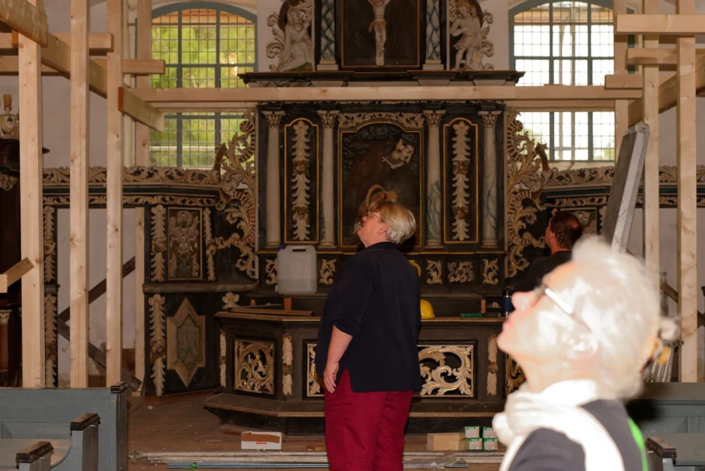Die Bauherrin Kristine Fischer bei der Baubegehung in der Kirche in Iven im September 2023