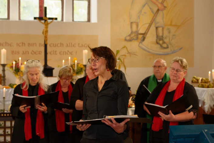 Kathrin Schulz liest den Text zum Lied des Kirchenchores in Steinmocker
