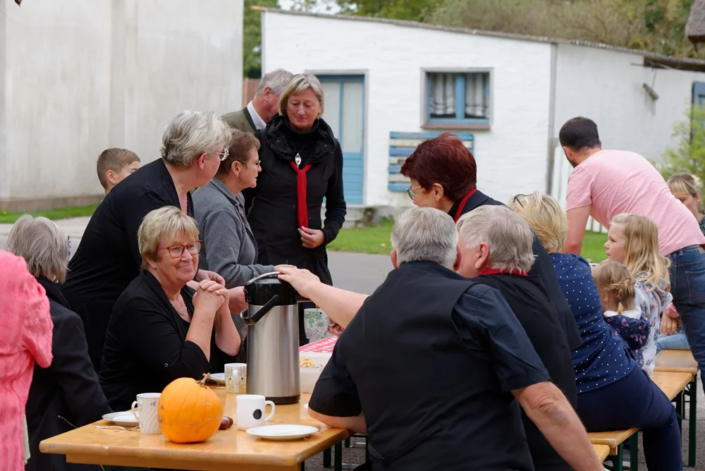 Kaffee und Kuchen und Miteinander zum Erntedankfest in Steinmocker