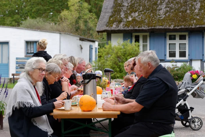 Kaffee und Kuchen und Miteinander zum Erntedankfest in Steinmocker