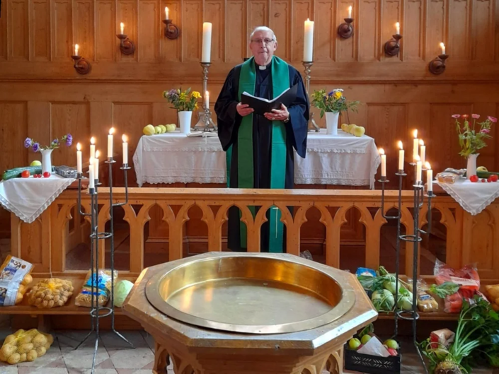 Prädikant Burkhard Fröhlich beim Erntedank am 22.10.2023 in Gramzow