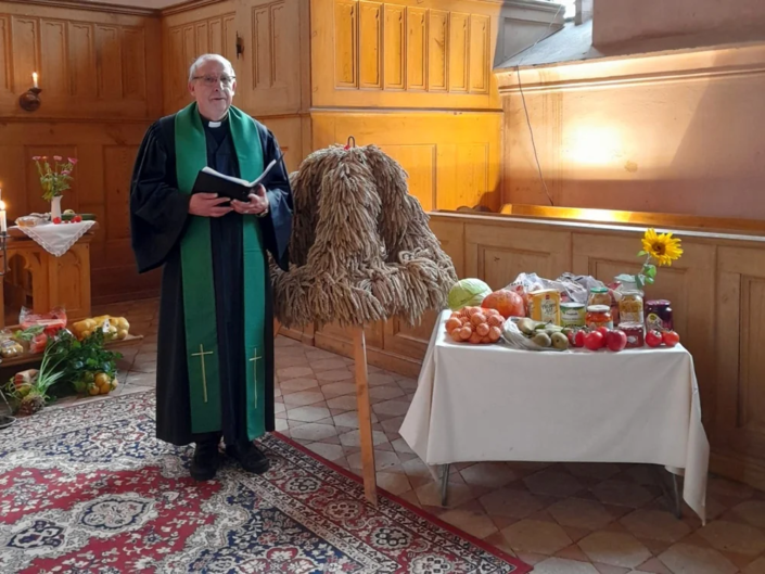 Prädikant Burkhard Fröhlich beim Erntedank am 22.10.2023 in Gramzow