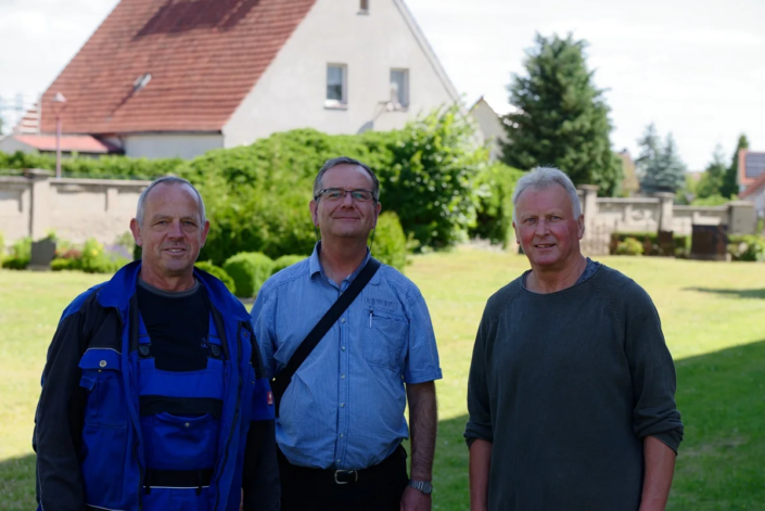 v.li. Udo Griwahn, Pastor Rupert Schröder, Armin Pasewald vor der Kirche in Krien