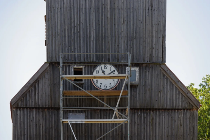 Die Kirche in Krien mit neuem Ziffernblatt in der Uhr 06-2025
