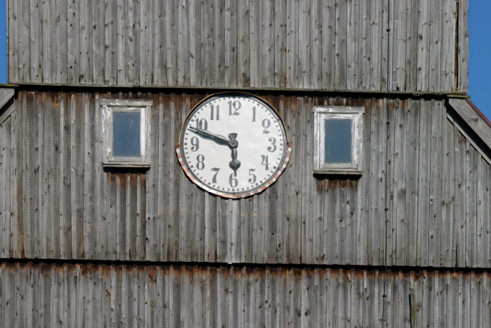 Die Kirche in Krien mit neuem Ziffernblatt in der Uhr 06-2025