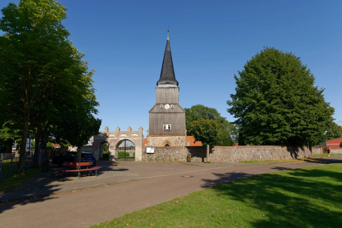 Die Kirche in Krien mit neuem Ziffernblatt in der Uhr 06-2025