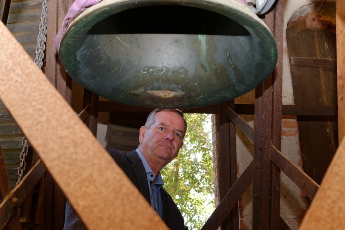 Pastor Rupert Schröder im Glockenturm der Kirche in Neuendorf B