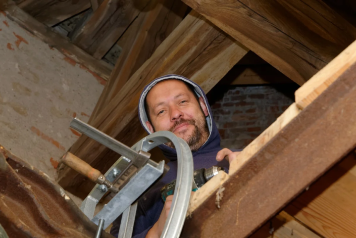 Mitarbeiter von Udo Griwahn im Glockenturm Kirche Neuendorf B